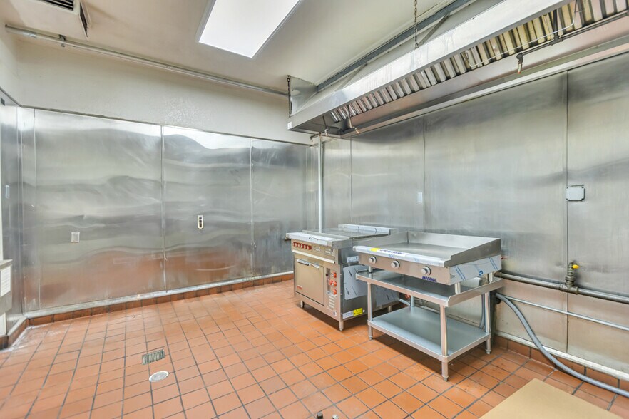 More Photos Of 4217 Stockton Blvd, Sacramento Bar For Lease