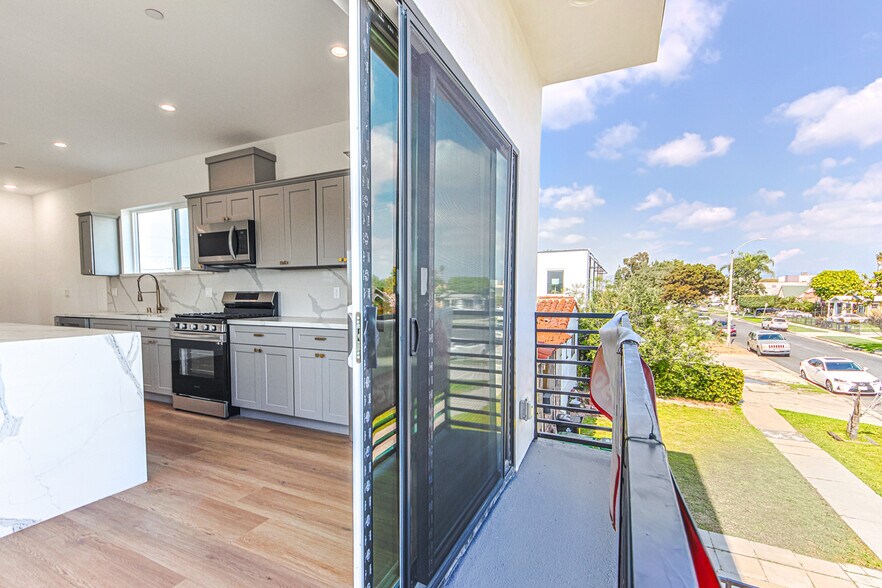 More Photos Of 1923 Carmona Ave, Los Angeles Multifamily For Sale