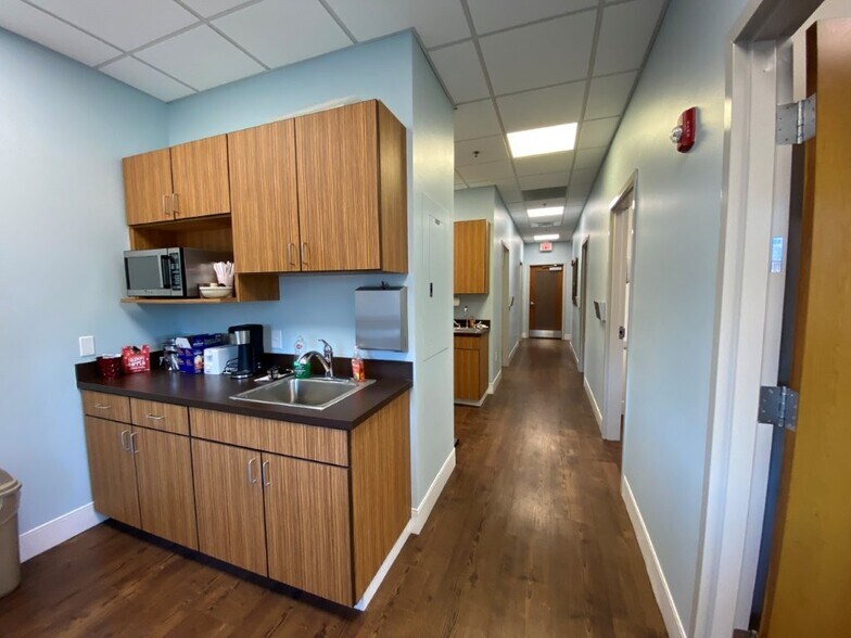 More Photos Of 180 Wingo Way, Mount Pleasant Medical For Lease