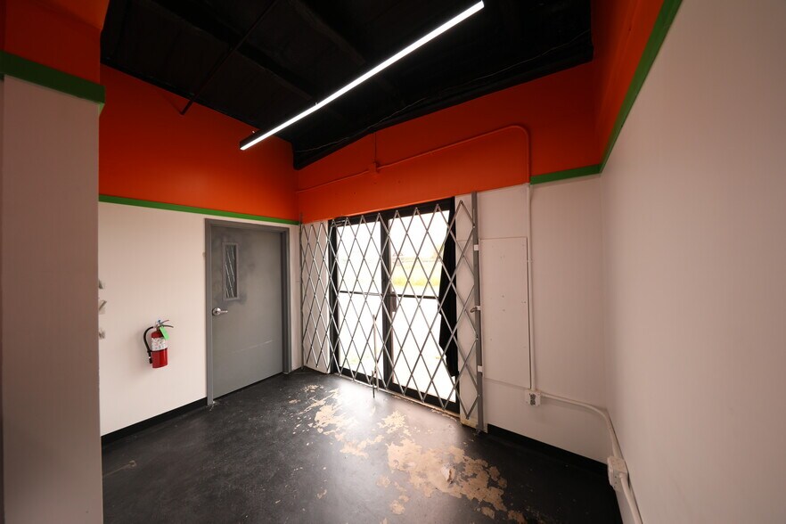 More Photos Of 700 N Main St, Lexington Warehouse For Lease