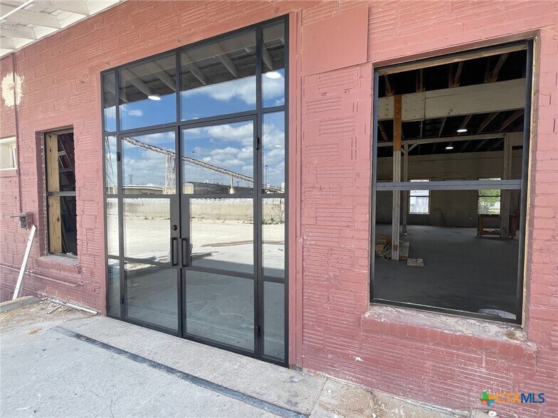 More Photos Of 1308 N Bowie St, Seguin Warehouse For Sale