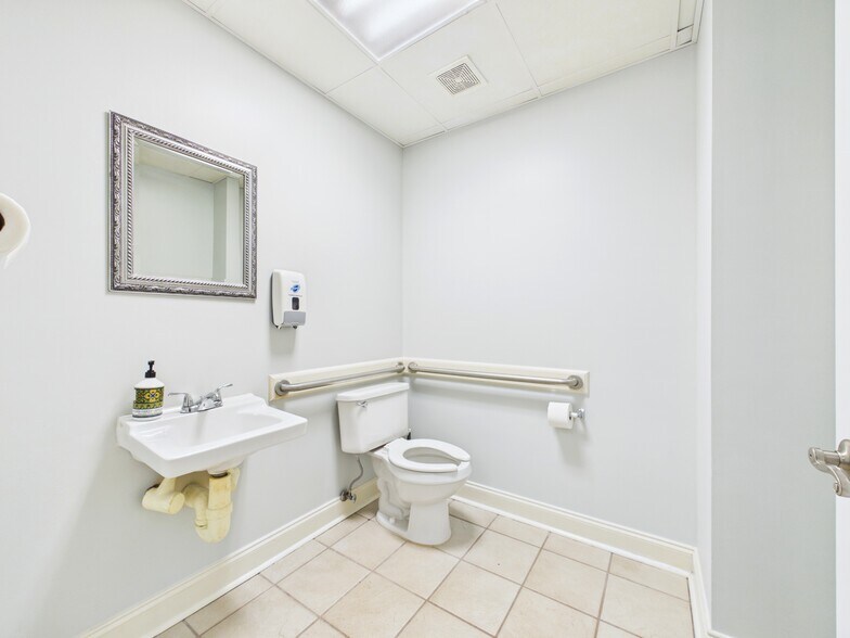 More Photos Of 7559 Kayne Blvd, Columbus Freestanding For Lease