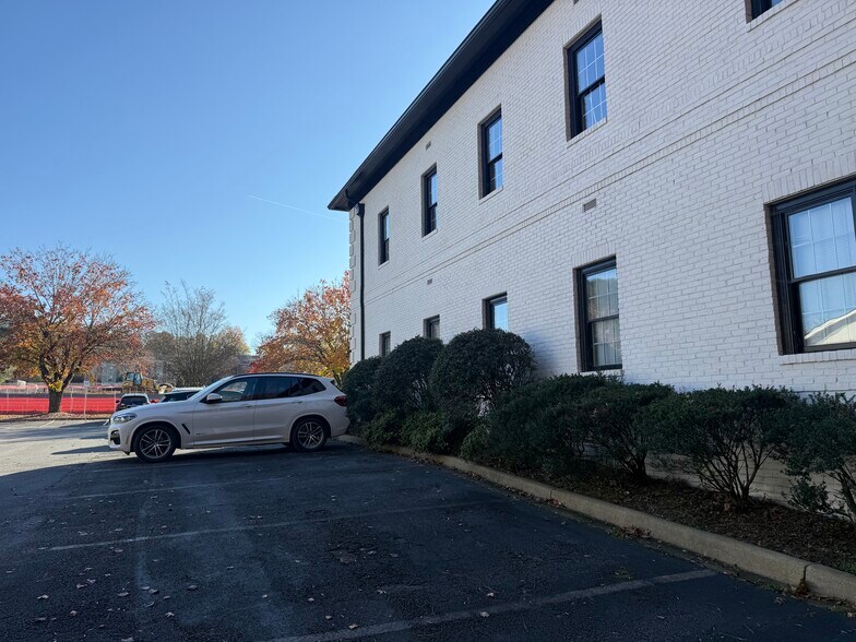 More Photos Of 203 Woodpark Pl, Woodstock Medical For Lease