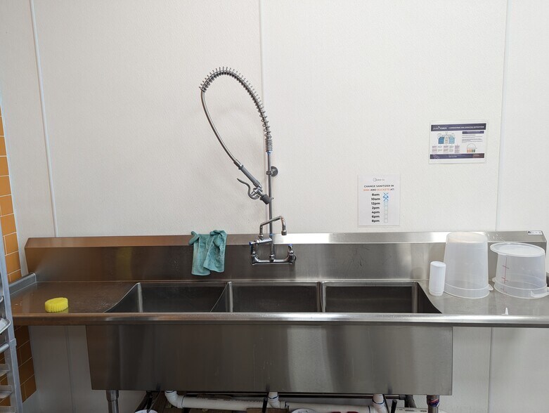 More Photos Of 13123 State Line Rd, Kansas City General Retail For Lease