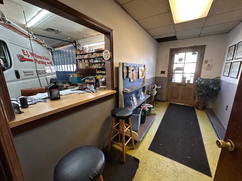 More Photos Of 105 E Hill St, Louisville Auto Repair For Sale