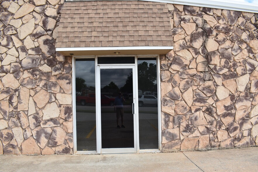 More Photos Of 831-841 Industrial Dr, Yukon Light Manufacturing For Sale