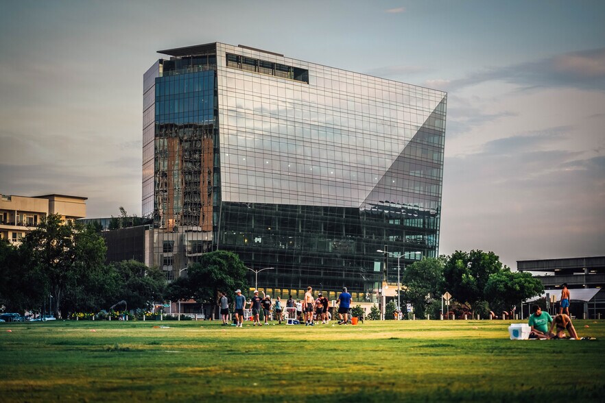 More Photos Of 401 S 1st St, Austin Office For Sale