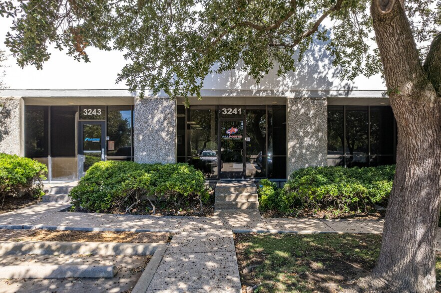 More Photos Of 3241-3251 Story Rd W, Irving Unknown For Lease