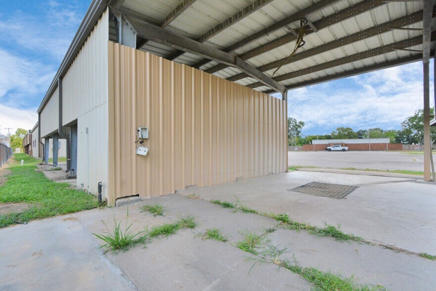More Photos Of 1500 W Highway 6, Alvin Truck Terminal For Lease
