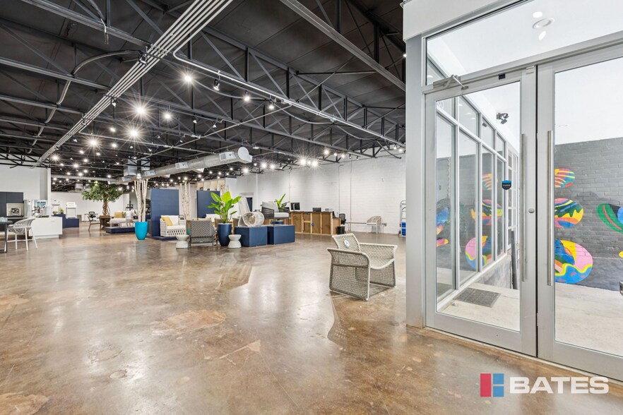 More Photos Of 1835 E Levee St, Dallas Showroom For Lease