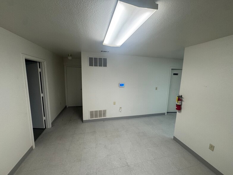 More Photos Of 300 W Broadway St, Prosper Warehouse For Lease