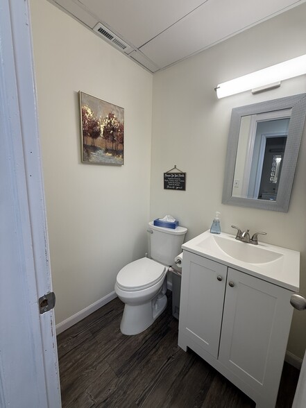 More Photos Of 470 Ridgedale Ave, East Hanover Storefront Retail Office For Lease