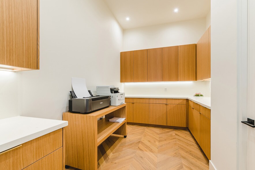 More Photos Of 2211 W Burbank Blvd, Burbank Office For Sale