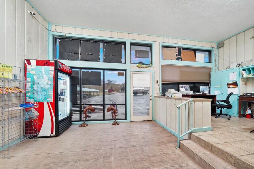 More Photos Of 371 Navaho Trl, Onalaska Restaurant For Sale