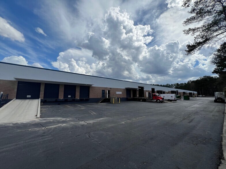 More Photos Of 800 Great Southwest Pky, Atlanta Warehouse For Lease