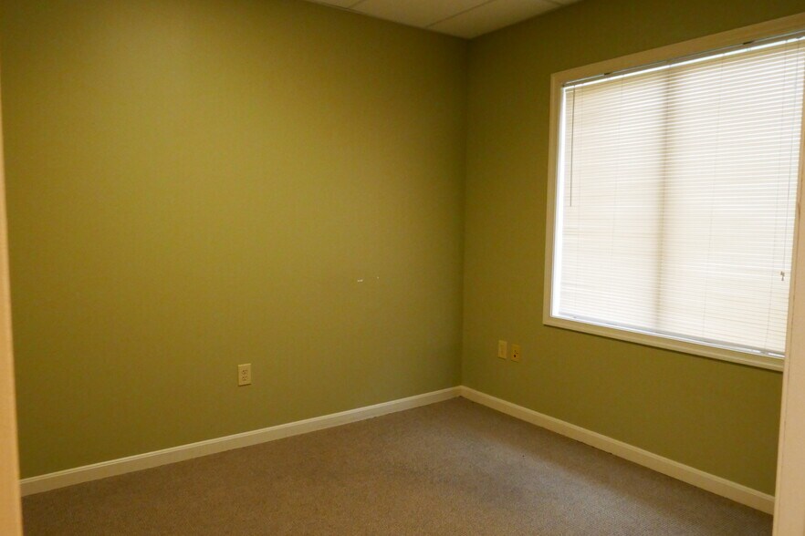 More Photos Of 142 Linden Dr, Winchester Office For Sale