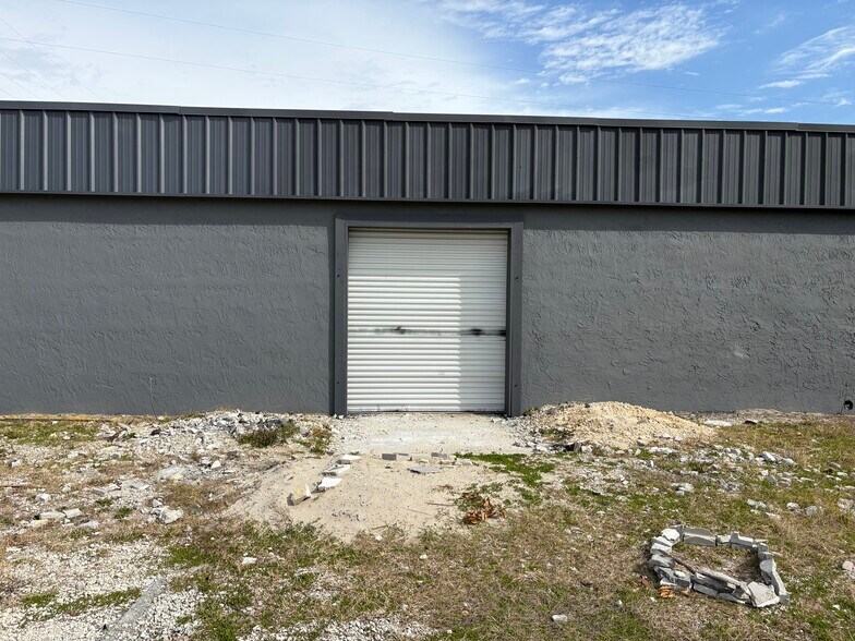 More Photos Of 1346 Gandy St, Jacksonville Showroom For Lease