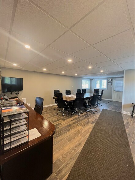 More Photos Of 4372 Holmes Rd, Inverary Flex For Lease