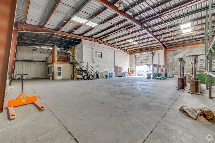 More Photos Of 1315 E Gibson Ln, Phoenix Warehouse For Lease