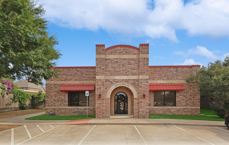 More Photos Of 820 Central Dr, Colleyville Office For Sale