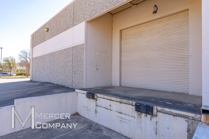 More Photos Of 201 Bronze St, Garland Flex For Lease