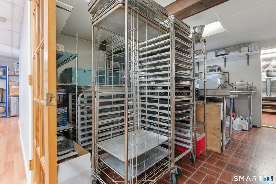 More Photos Of 139 Riverside Dr, Thompson Freestanding For Sale