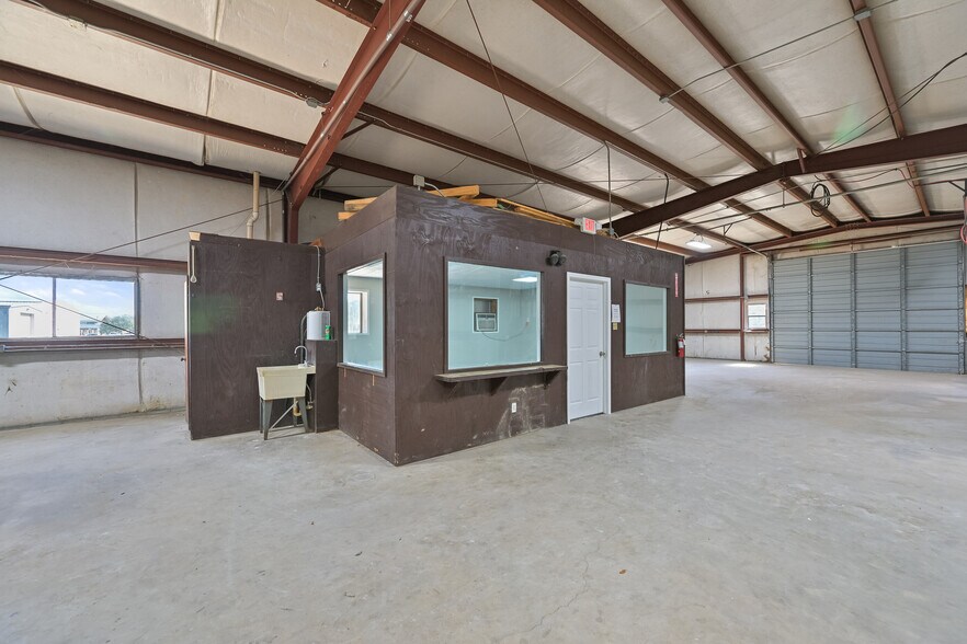 More Photos Of 314 E Walker St, League City Warehouse For Lease