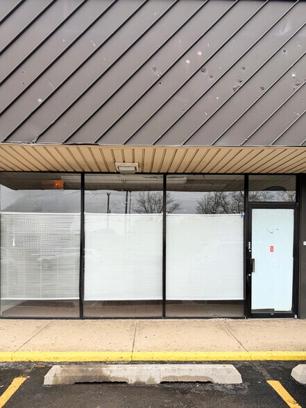 More Photos Of 1954-1968 W Peterson Ave, Chicago General Retail For Lease
