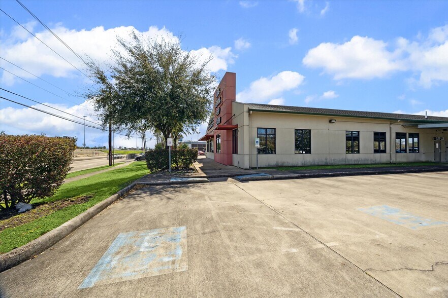 More Photos Of 14262 Gulf Fwy, Houston Medical For Lease
