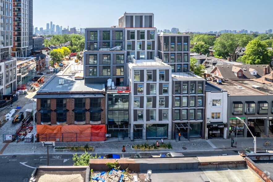 Primary Photo Of 748 Bathurst St, Toronto Unknown For Lease