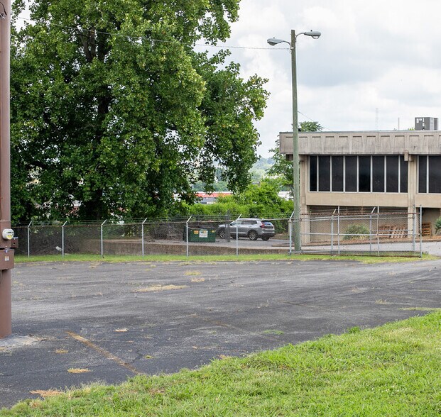 More Photos Of 505 Fesslers Ln, Nashville Light Distribution For Lease