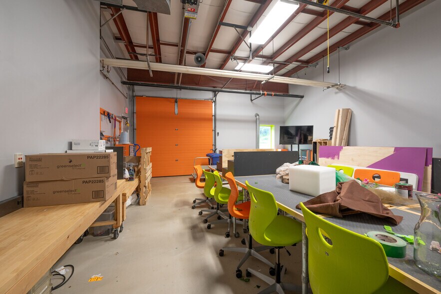 More Photos Of 16-18 Trowbridge Dr, Bethel Light Manufacturing For Sale