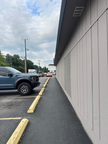 More Photos Of 5501 S Madison Ave, Indianapolis Freestanding For Lease