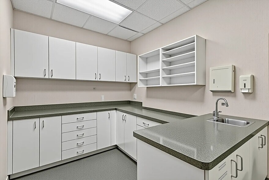 More Photos Of 24-26 Liberty Square Mall, Stony Point Office For Sale