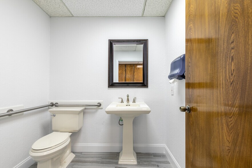 More Photos Of 736 N Fielder Rd, Arlington Medical For Sale