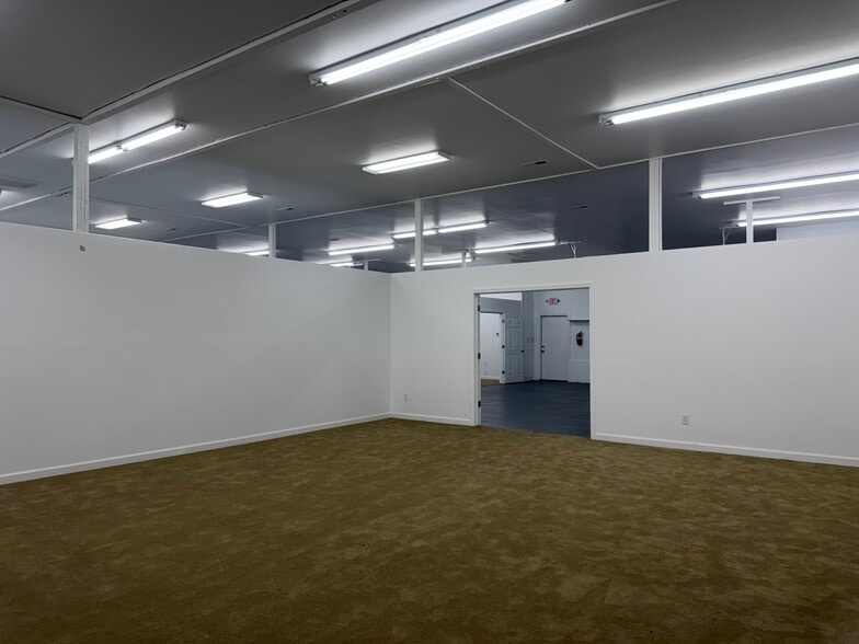 More Photos Of 2066 Juniper Lake Rd, West End Flex For Lease