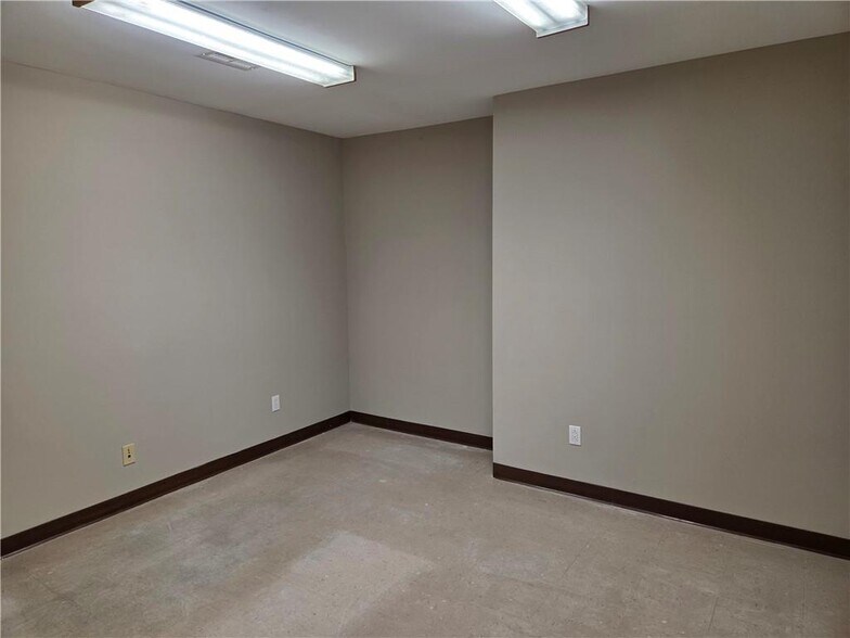 More Photos Of 1065 Muller Pky, Westwego Office For Sale