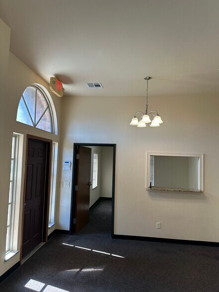 More Photos Of 10404 Vineyard Blvd, Oklahoma City Unknown For Lease
