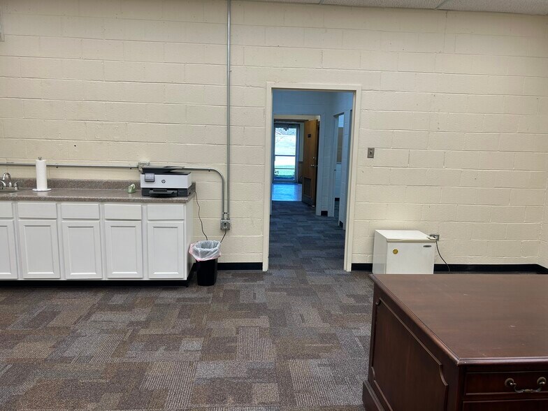 More Photos Of 1915 Snapps Ferry Rd, Greeneville Warehouse For Lease