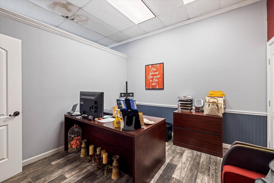 More Photos Of 902 51st St, Galveston Light Manufacturing For Sale
