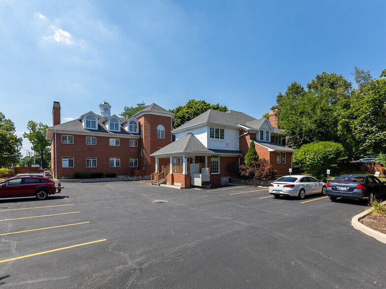 More Photos Of 301 W Roosevelt Rd, Wheaton Office For Lease