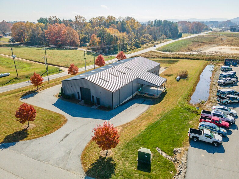 More Photos Of 25 Reeds Way, Flat Rock Warehouse For Lease