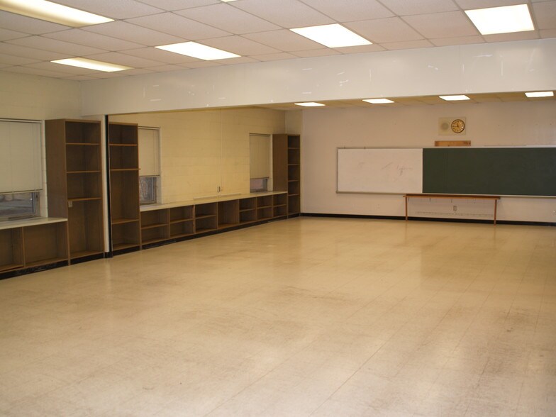 More Photos Of 1901 Mascoutah Ave, Belleville Schools For Lease