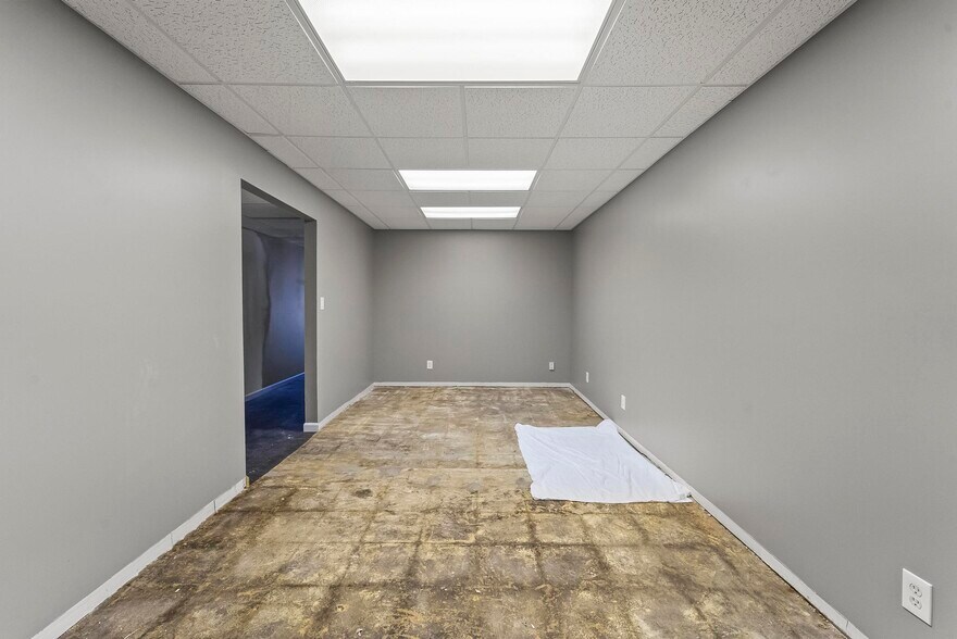 More Photos Of 909-911 Milton Rd, Alton Flex For Sale