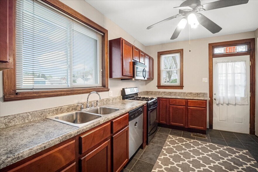 More Photos Of 8700 Gravois Rd, Saint Louis Storefront Retail Residential For Sale