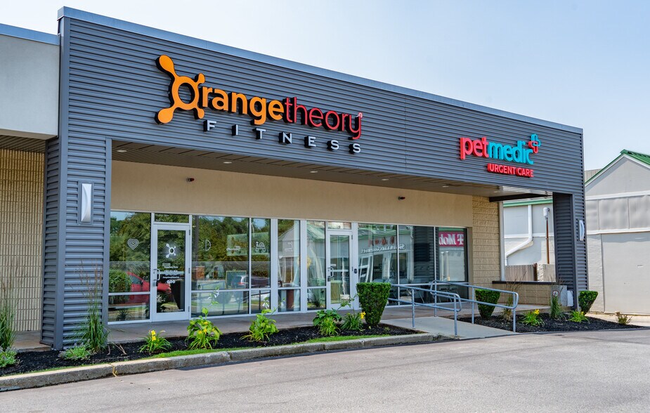 More Photos Of 112 Mall Rd, Burlington Storefront For Lease