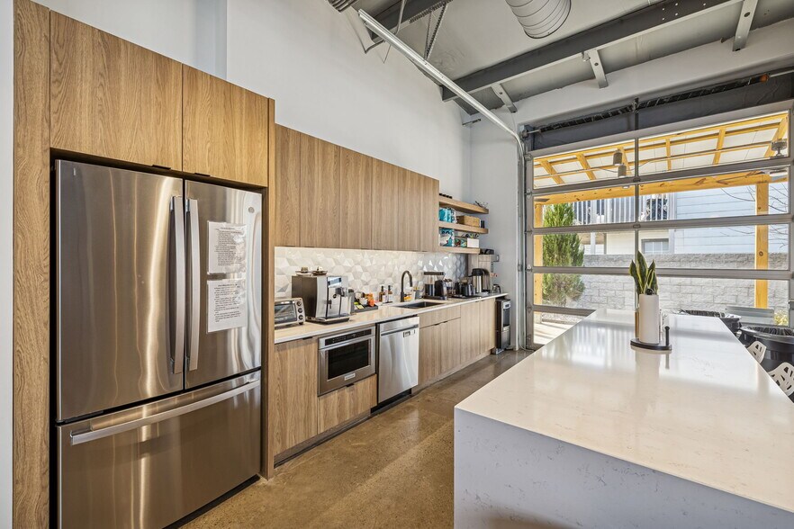 More Photos Of 5101 Kentucky Ave, Nashville Office For Sale