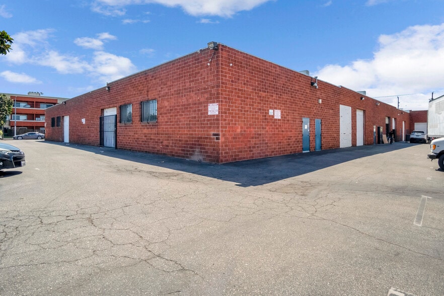 More Photos Of 13333-13345 Saticoy St, North Hollywood Warehouse For Lease