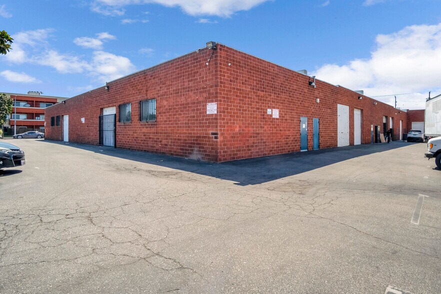More Photos Of 13333-13345 Saticoy St, North Hollywood Warehouse For Lease