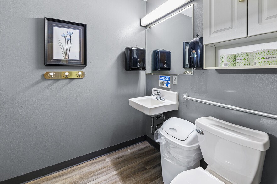 More Photos Of 560 Rolling Meadows, Fond Du Lac Light Distribution For Sale